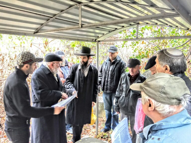 קישינב: עליה לקברו של הרה”ק ר’ אברהם שניאורסון ע”ה