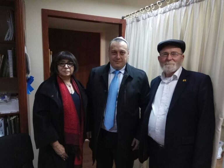 מרת סימה מנדליס, ומר גנאדי פולישצ’וק – נפגשו עם הרב הראשי של מולדובה וקישינב, הרב יוסף אבלסקי.