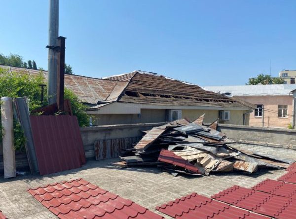 Крыша синагоги обновляется