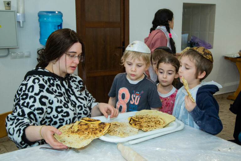 אפיית מצות בבית הכנסת