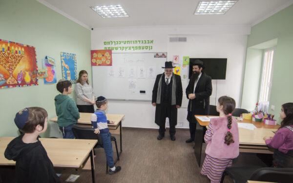 הרב ציון מיכאל כהן שליט"א, רבה הראשי של אור יהודה, עם הרב מנחם מענדל אקסלרוד שליט"א, רבה הראשי של מולדובה