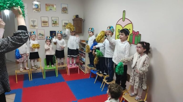 חוגגים י״ט בכסלו בגן הילדים – יום של רוח חסידית ושמחה גדולה