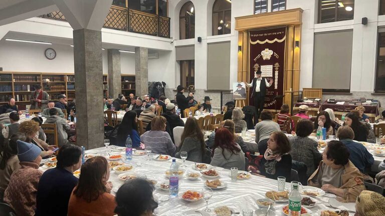 הרב שכטר בבית הכנסת המרכזי בקישינב – י״ט כסלו מלא אור