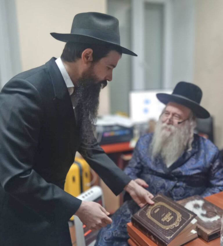 האדמו"ר מקאז'ניץ בשיחה עם הרב מענדל אקסלרוד בבית הכנסת חב"ד בקישינב