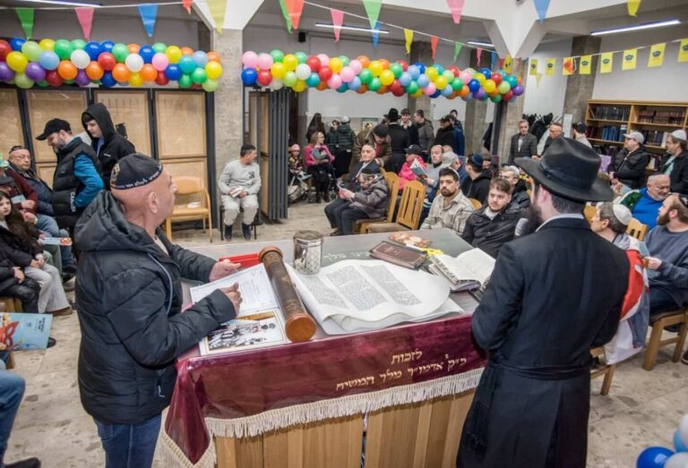 Joyful Purim celebrations and Megillah reading in the Jewish community of Moldova