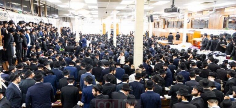 Thousands of Chassidim Celebrate Shavuos at 770