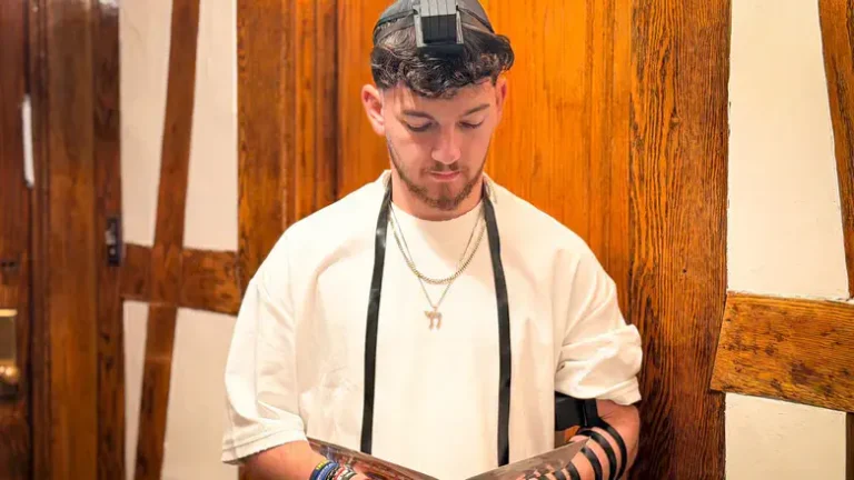 From Chisinau to 770: Bar Kuperstein Offers Prayer of Thanksgiving at 770