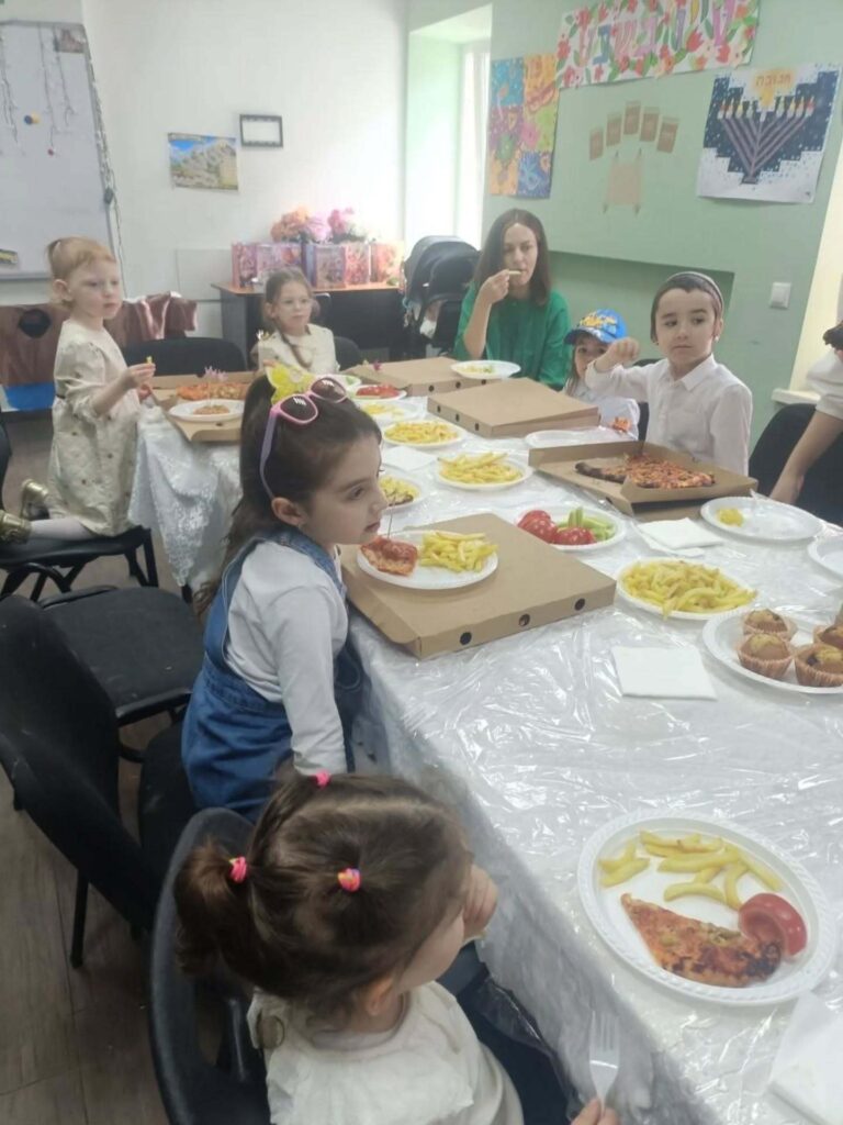 מתכוננים לחג השבועות בגן חב״ד בהתרגשות ובשמחה