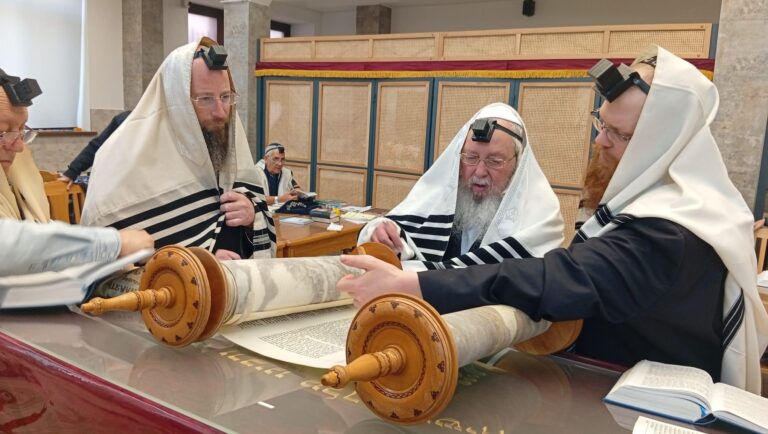 An Uplifting Visit by Rabbi Yehoshua Shimon Brizel Shlit”a at the Central Chabad Synagogue of Kishinev